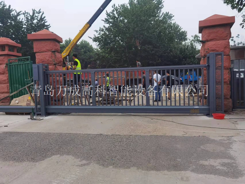 懸浮門安裝現(xiàn)場 